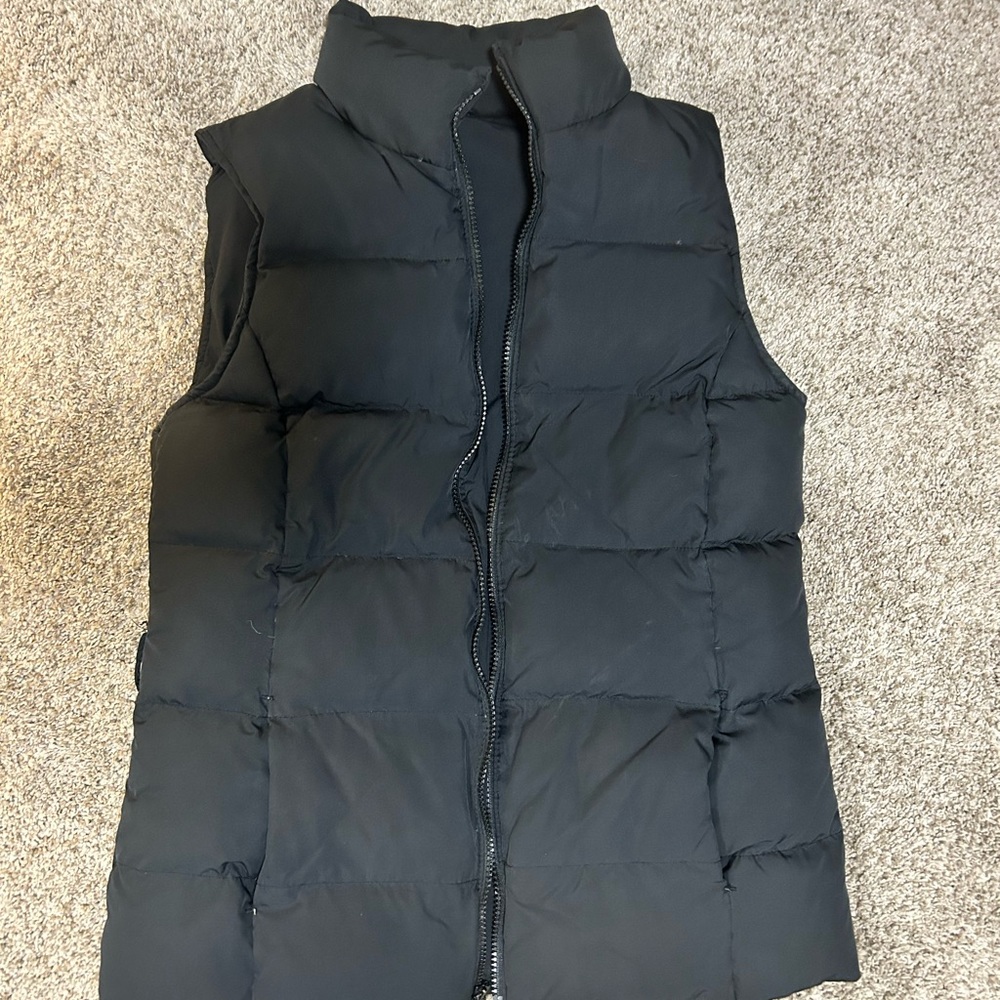 Women’s GAP vest black.  Medium